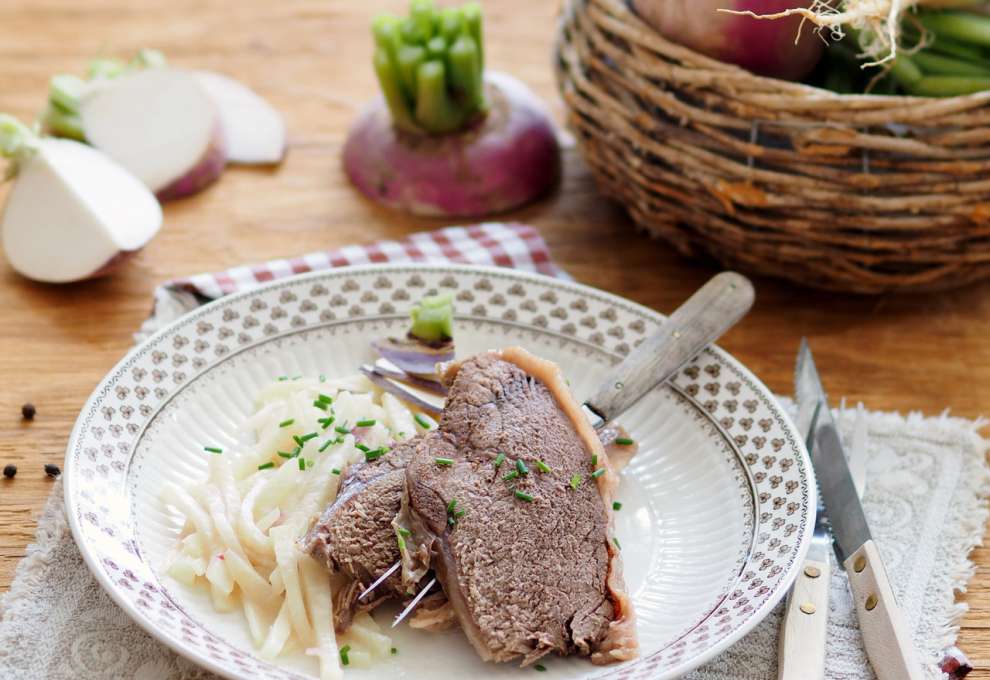 Gekochtes Rindfleisch mit weißen Rüben