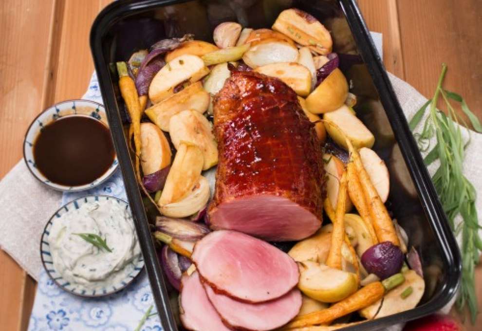 Glasierter Schinkenbraten mit Äpfeln, Gemüse und Kräuter-Dip