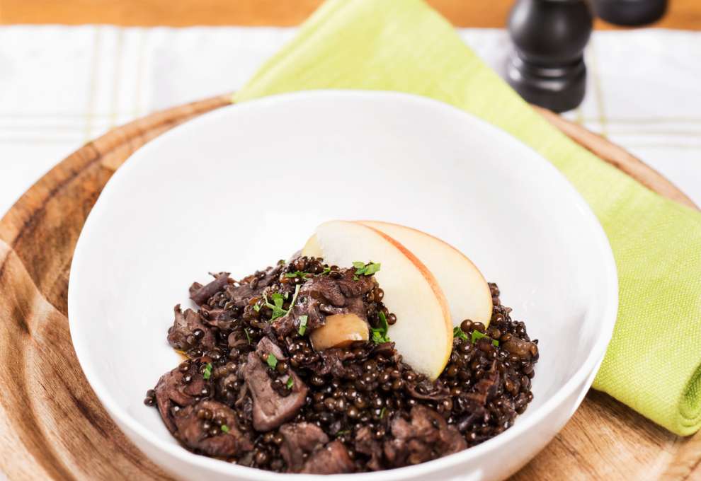 Hendlragout mit Beluga-Linsen und Äpfeln