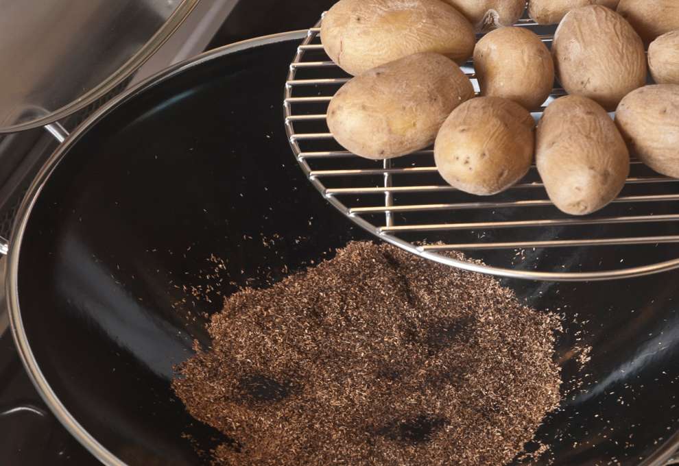 Erdäpfel | Kartoffeln räuchern mit dem Wok 7