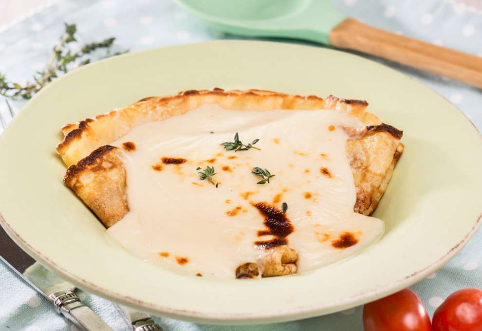 Überbackene Palatschinken mit Käsesauce
