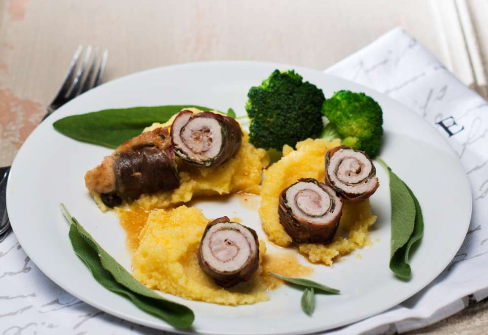 Kalbfleischröllchen Saltimbocca auf Polenta