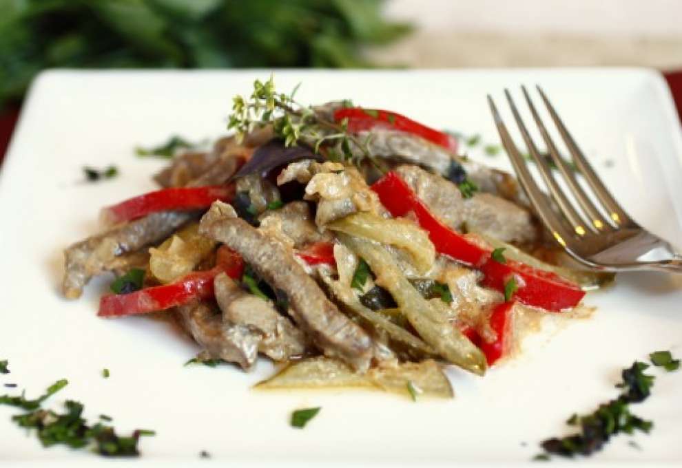 Kalbfleischragout mit Paprika- und Fenchelstreifen