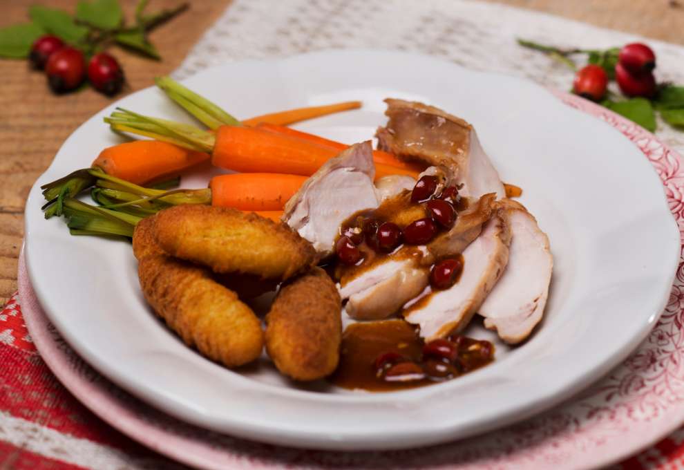 Kaninchenrücken mit Hagebuttensauce und Erdäpfelkroketten