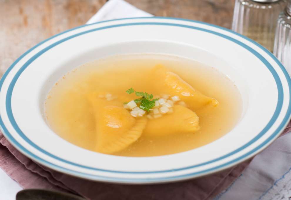 Klare Pastinakensuppe mit Puten-Ravioli