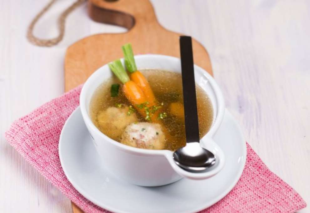 Klare Gemüsesuppe mit Schinkenknödeln und Estragon