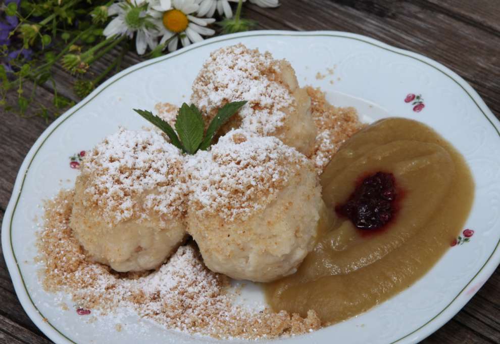 Knödel aus Bröseltopfen mit Apfelmus und Grantn