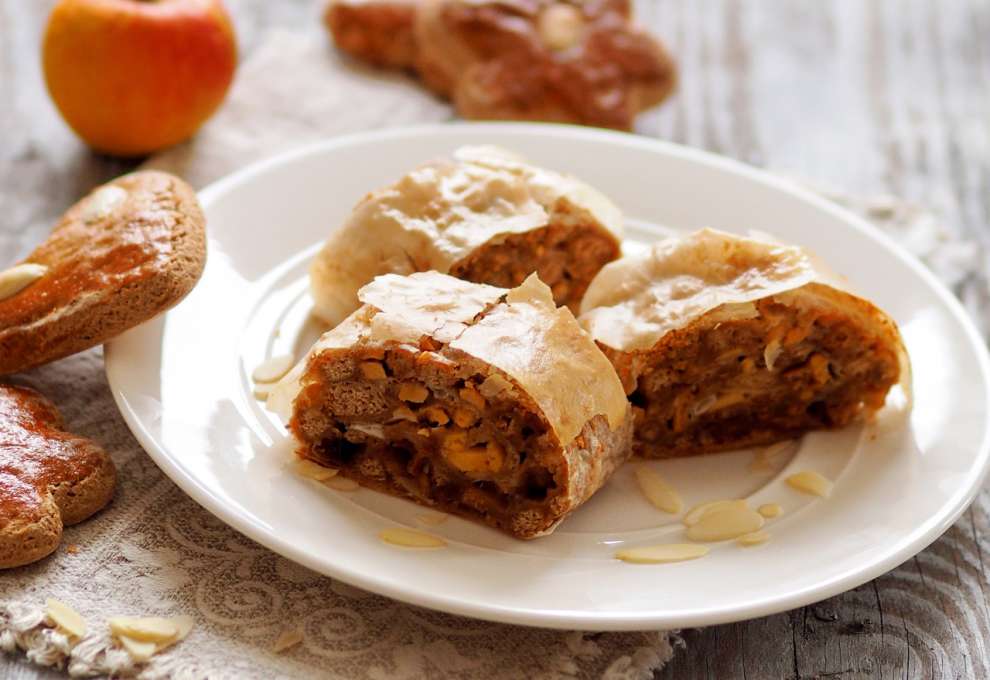 Lebkuchenstrudel mit Äpfeln und Sauerrahm