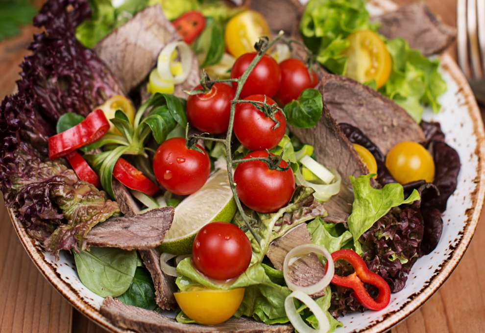 Marinierter Rindfleischsalat mit buntem Gemüse