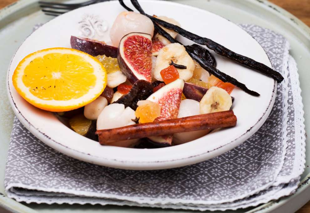 Obstsalat mit Trockenfrüchten