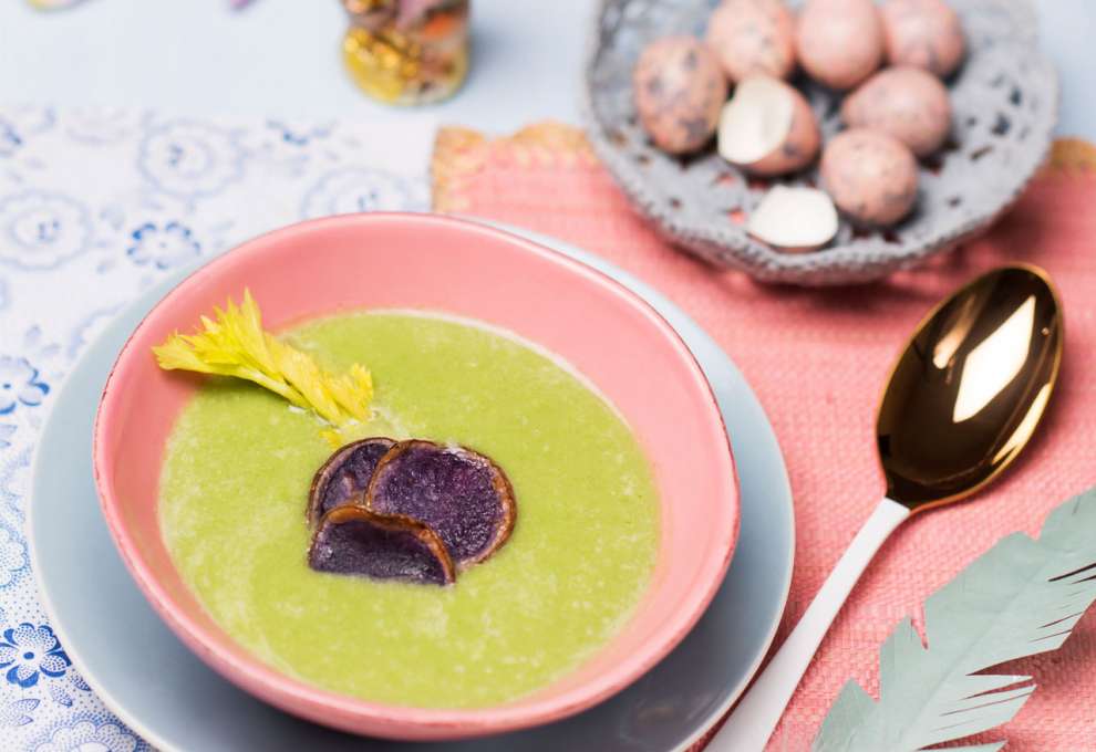 Grüne Selleriesuppe mit violetten Erdäpfelchips