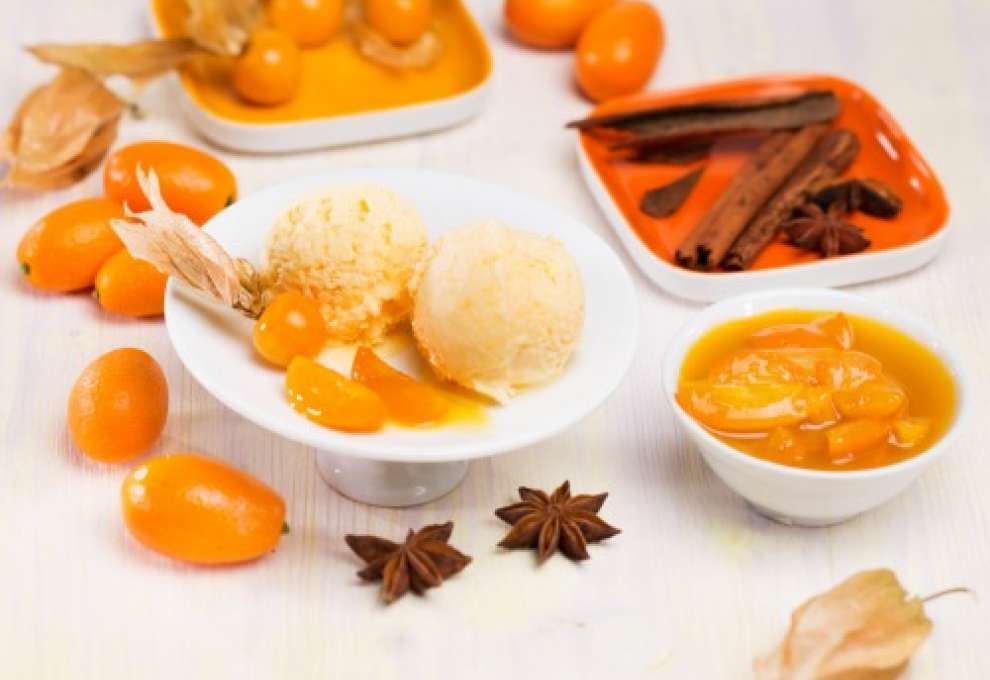 Physalis-Marillen-Eis mit Gewürz-Kumquats