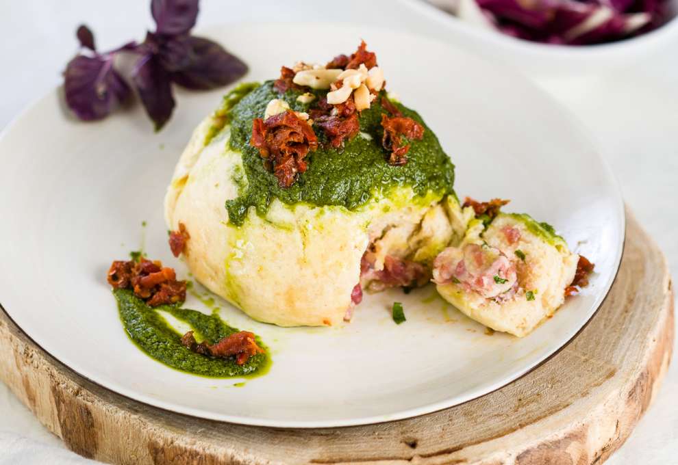 Pikanter Germknödel mit Salsiccia-Fülle