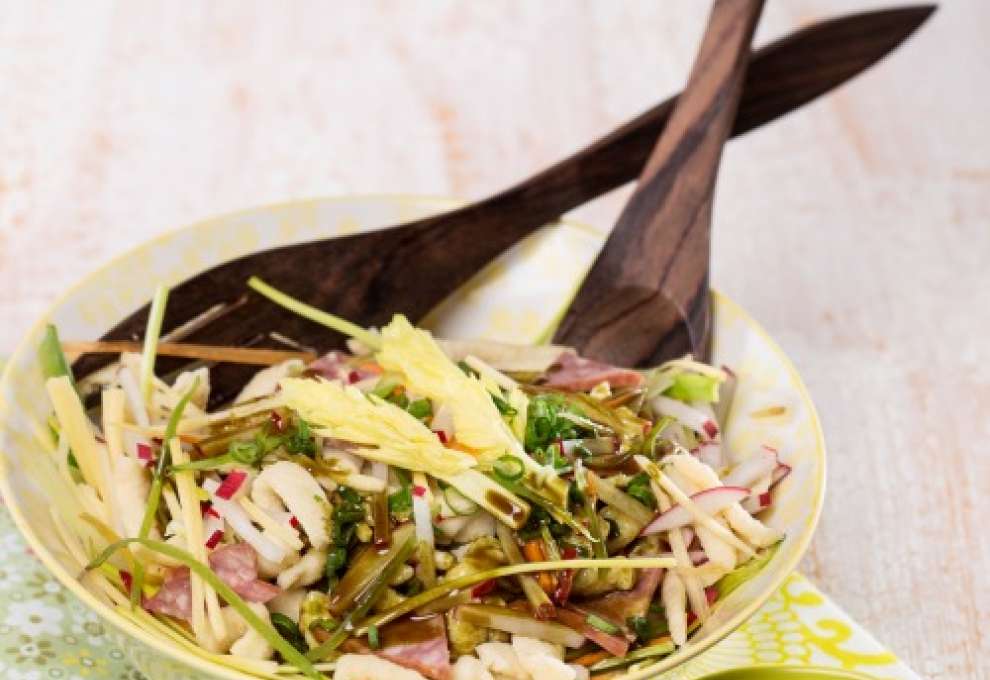 Pikanter Spätzlesalat mit Wurst, Gemüse und Kernölmarinade