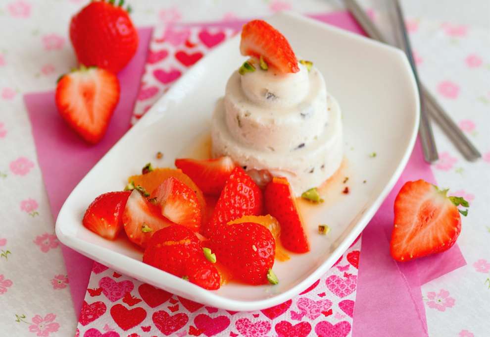 Pistazien-Honig-Parfait mit Erdbeersalat