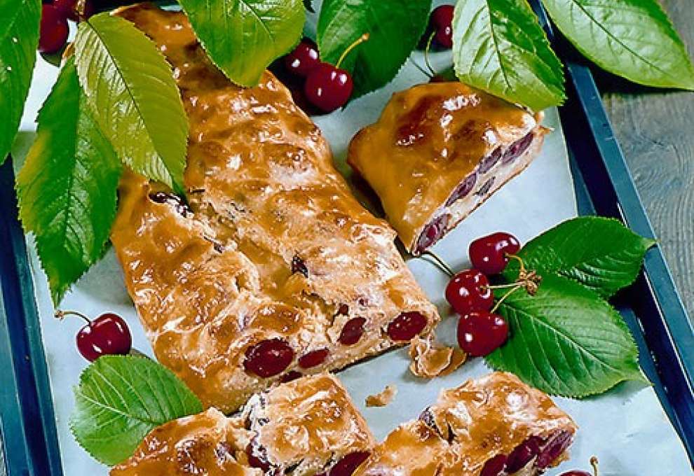 Kirschenstrudel mit Topfenfülle