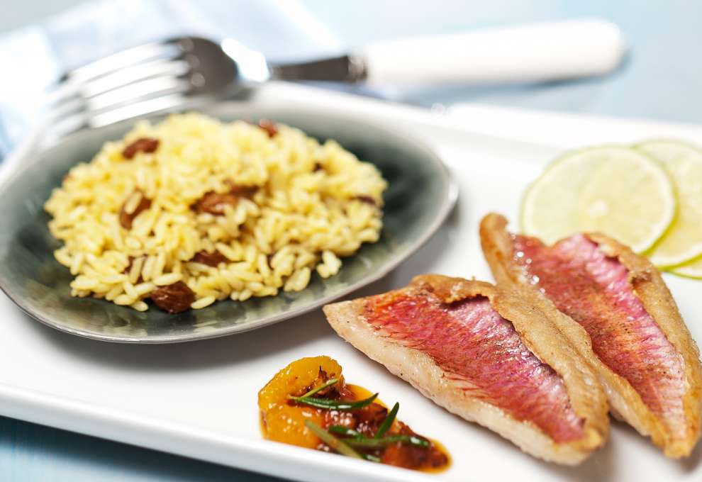 Rotbarbenfilets mit Zitrusfrüchten und Curryreis