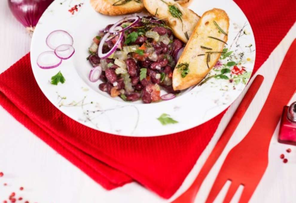 Salat mit roten Bohnen, roten Zwiebeln und Stangensellerie