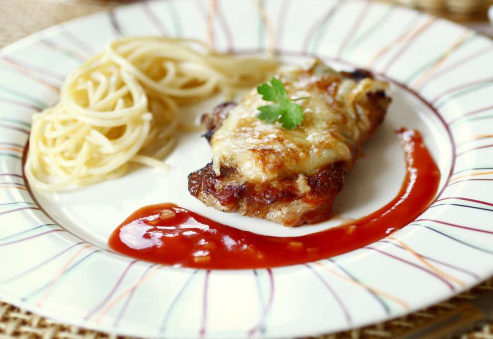 Schweinskoteletts mit Zwiebelpürree überbacken