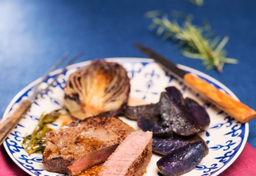 Huftsteak mit violetten Erdäpfelspalten und geschmortem Radicchio