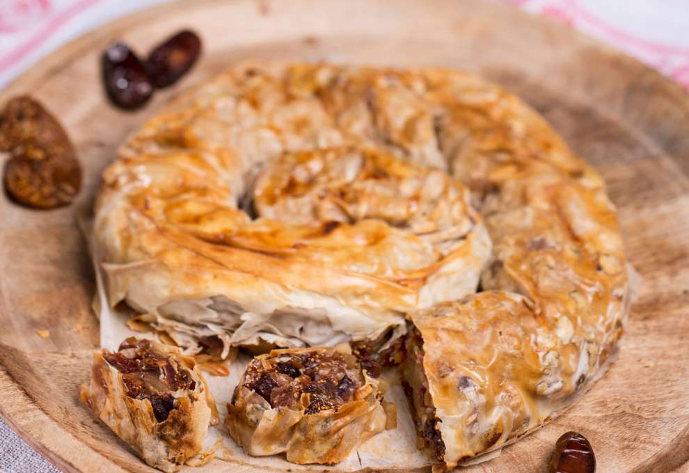 Strudeltorte mit Äpfeln und Trockenfrüchten