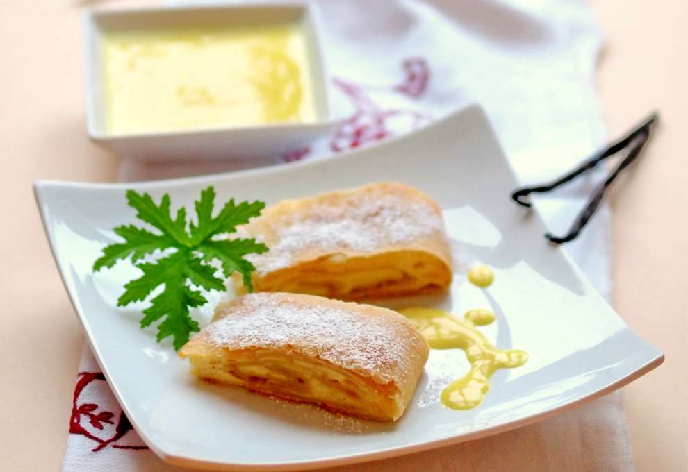 Topfenstrudel mit Vanillesauce