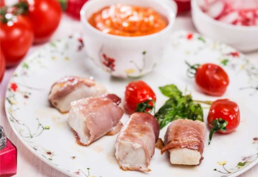 Paprika-Paradeiser-Polenta mit gebratenem Zander im Speckmantel