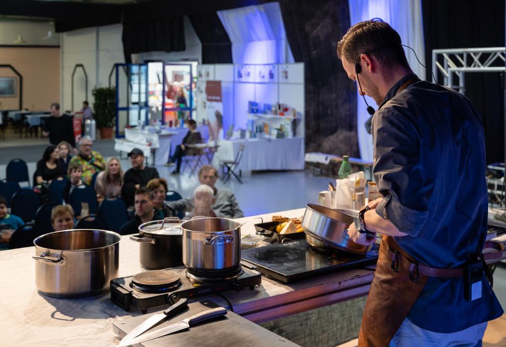 Georg Gossi beim Kochen von Risotto