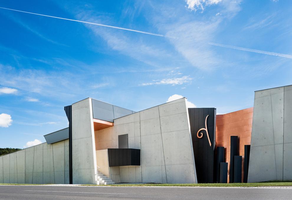 modernes Gebäude mit viel Beton Genussgut Krispel