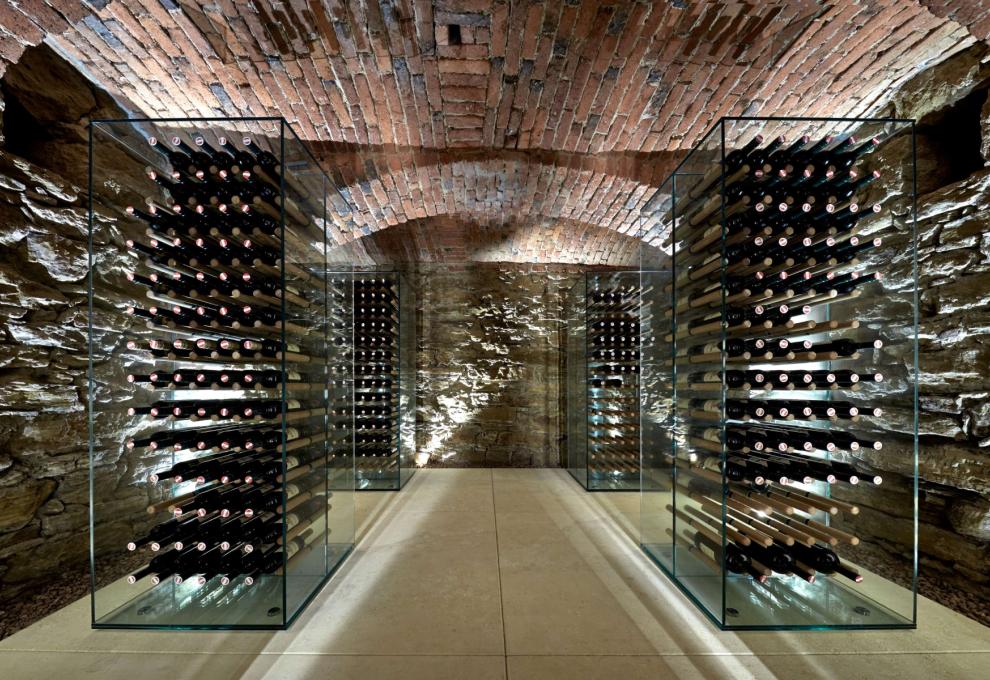 Blick in einen Weinkeller mit vielen Flaschen Wein