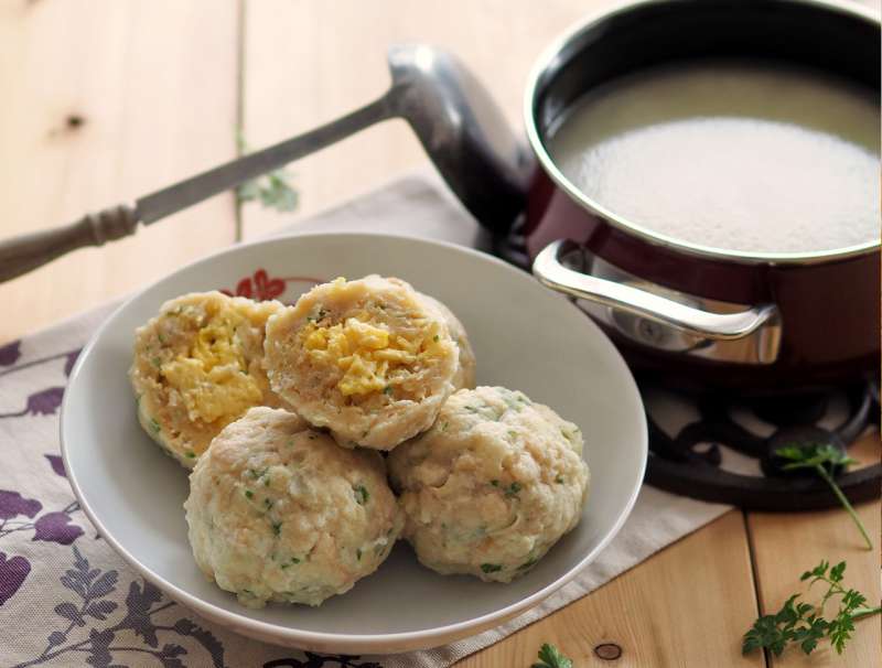 Eierspeisknödel mit Brennsuppe