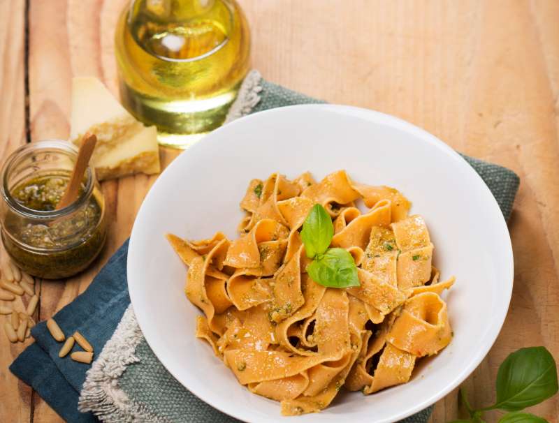 Vollkorn-Paradeiser-Nudeln mit Kräuterpesto