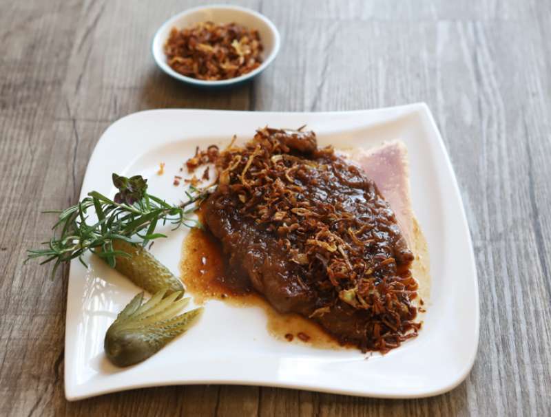 Gedünsteter Zwiebelrostbraten