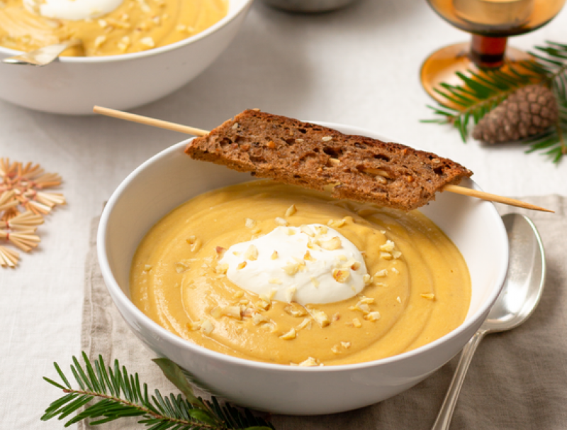 Kastaniencremesuppe mit Knusperbrot