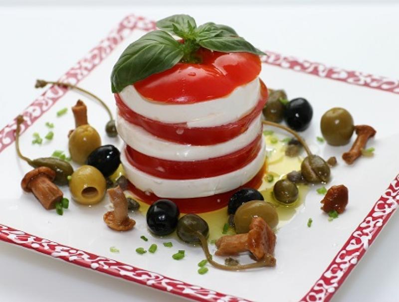 Garnierter Mozzarella–Turm