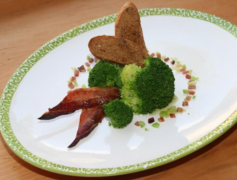 Brokkolisalat mit Speck und Schwarzbrotkrusteln