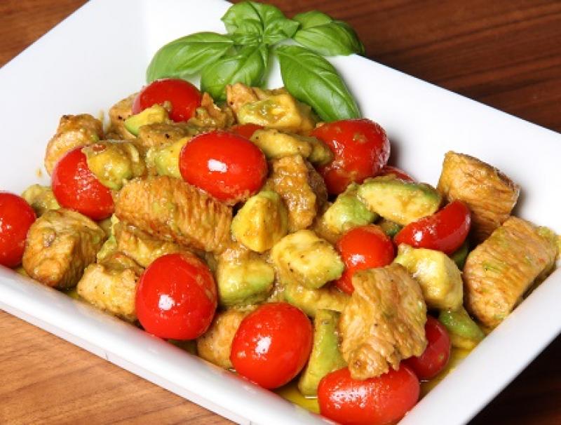 Putenragout mit Avocado und Paradeisern 