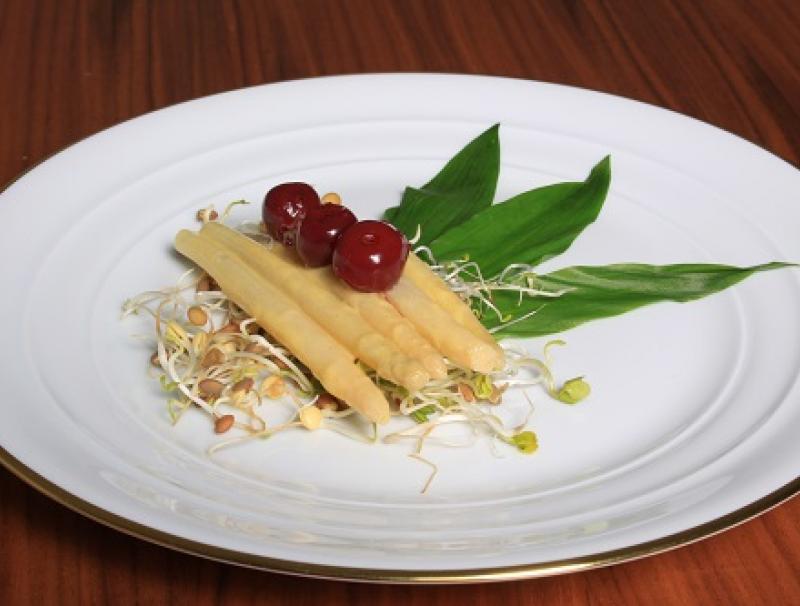 Lauwarmer Spargel-Kirsch-Salat