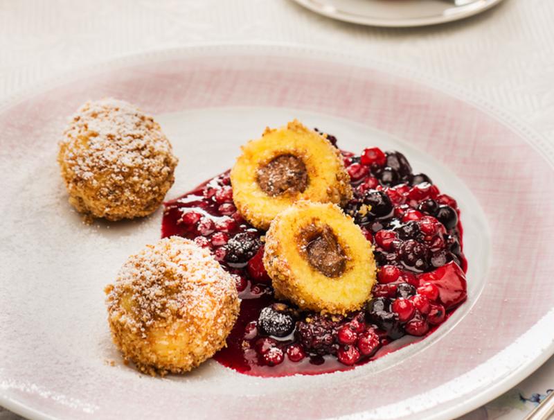 Grießknödel mit Nougat auf Beerenragout