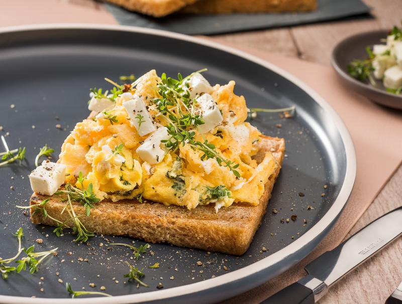 Dinkel-Hafertoast mit Kresseei und Schafkäse