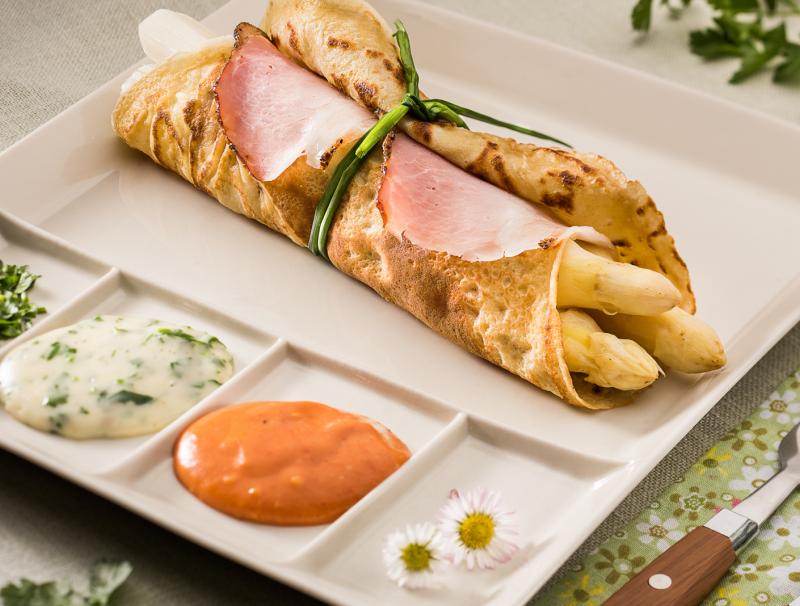 Spargelcrêpes mit Petersiliensauce