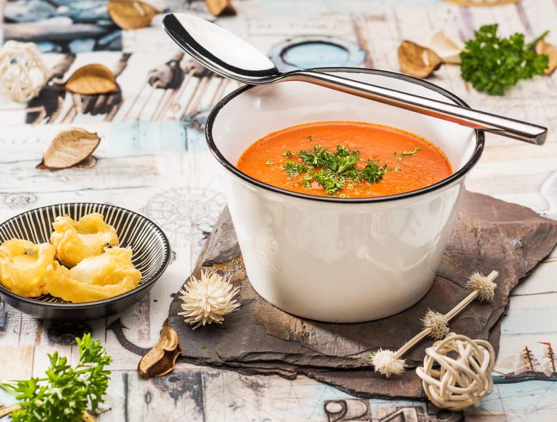 Paradeisersuppe mit gebackenen Mozzarellabällchen
