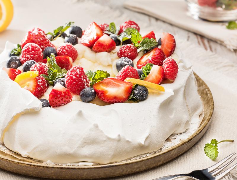 Pavlova mit Buttermilch-Zitronencreme