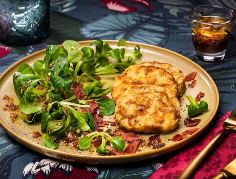 Serviettenknödel auf Vogerlsalat