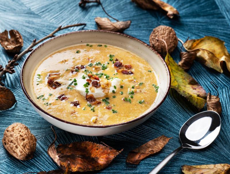 Winterliche Gemüsesuppe mit Walnusstopping