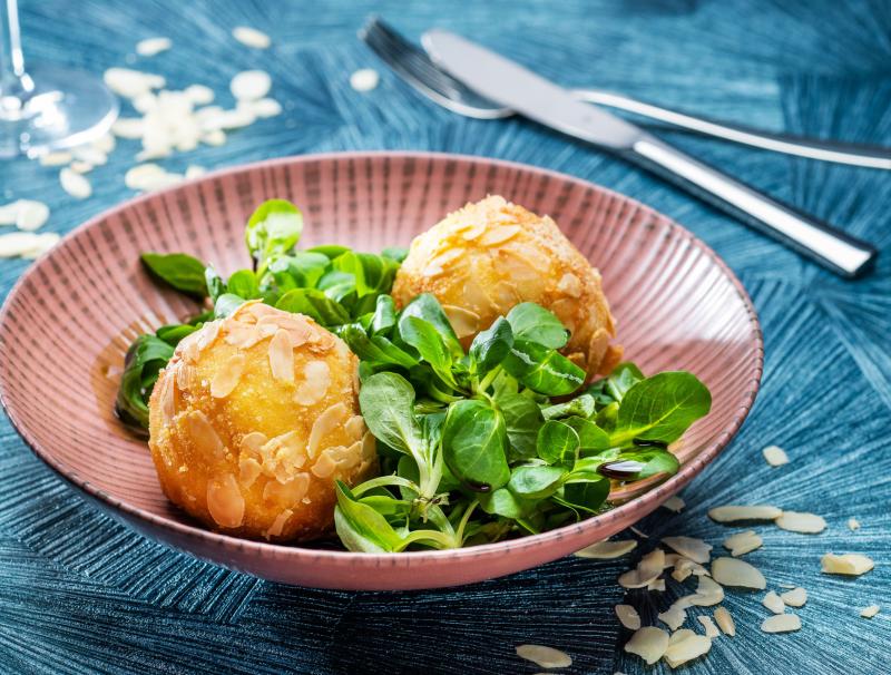 Erdäpfelknödel in Mandelkruste