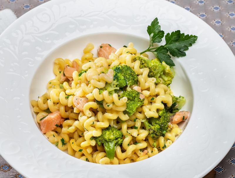 One-Pot-Pasta mit Lachs und Brokkoli