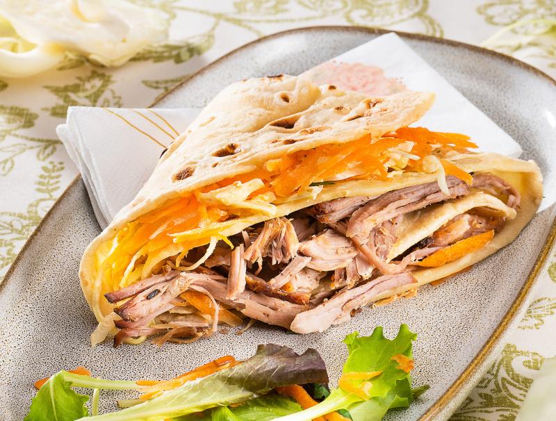 Tortilla mit Pulled Pork und Krautsalat