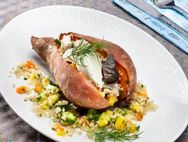 Süßkartoffeln mit Forellen-Quinoa-Gemüse-Fülle