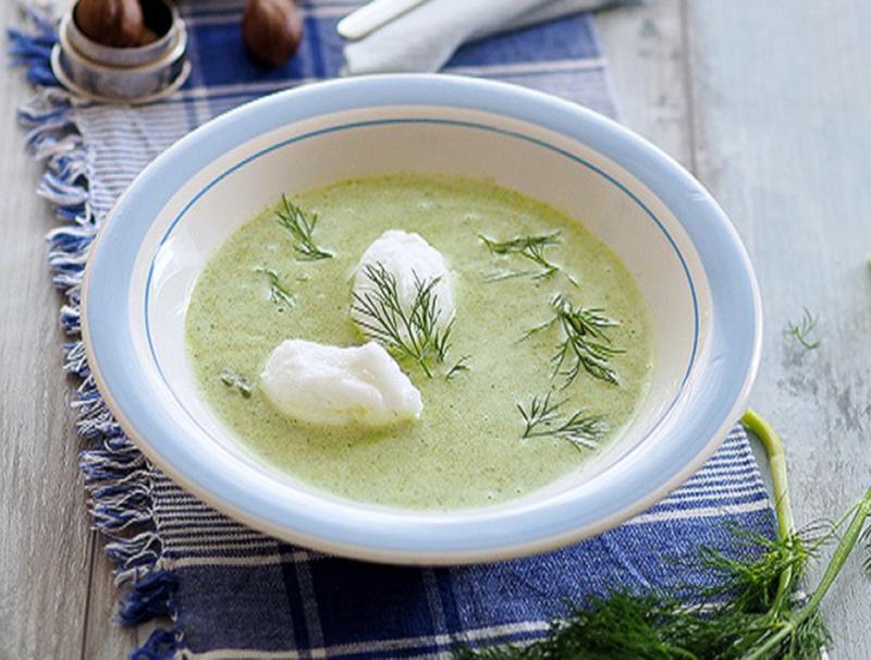 Grünspargelsuppe mit Muskatnockerln